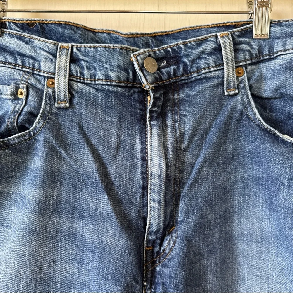 Levis 502‎ Men’s Jeans 38x32 Blue Denim Tapered Leg w/Stretch and Distressing